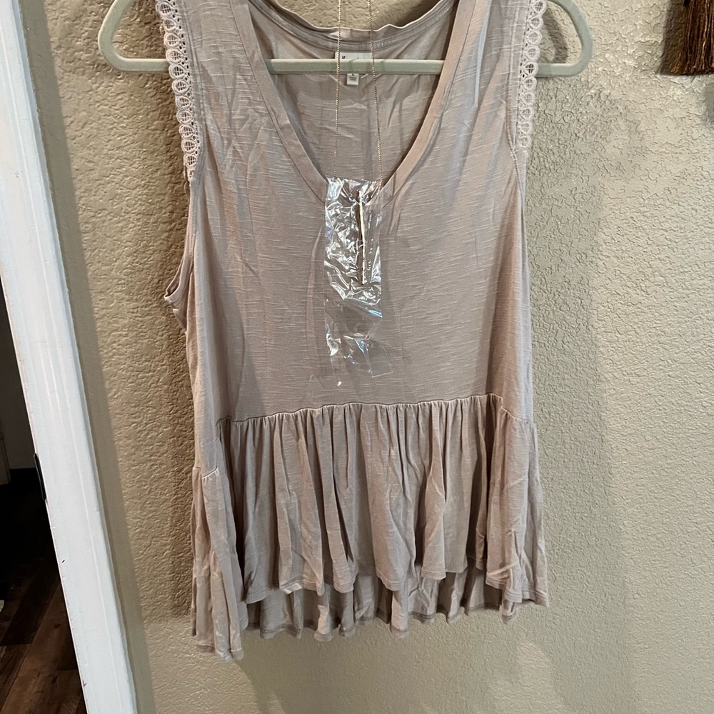 Tank top with the gold necklace